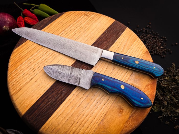 American Smith - Køkkenkniv - Chef's knife - 1095 og 15N20 foldet stål og håndtag lavet af Blue Shinning Wood - Förenta staterna - Kok og bordkniv