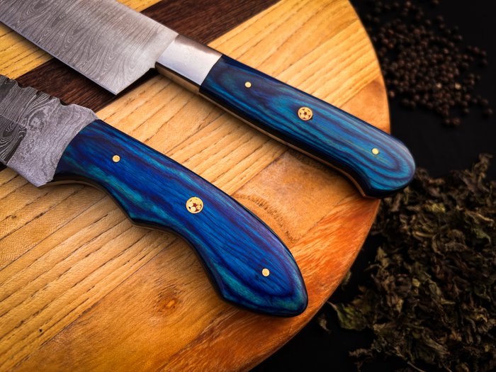 American Smith - Køkkenkniv - Chef's knife - 1095 og 15N20 foldet stål og håndtag lavet af Blue Shinning Wood - Förenta staterna - Kok og bordkniv