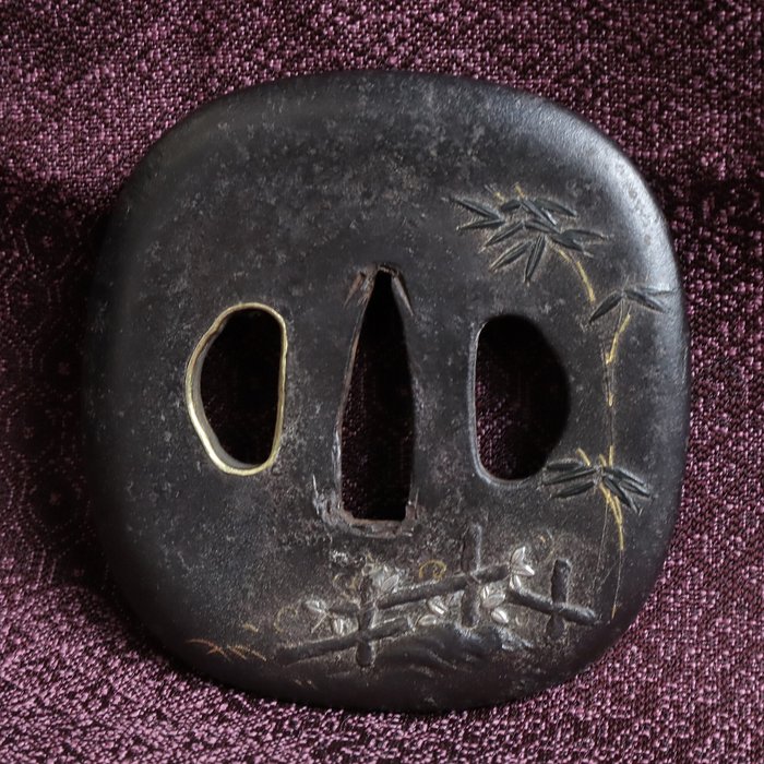 Firkantet Bambus og Arabesque Design Sword Guard 131g med trækasse - Edo-perioden (1600-1868)