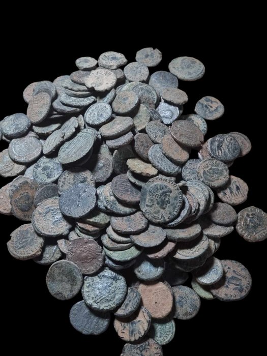 Romarriket. Lot Of 200 AE coins, mainly Late Roman bronzes (Folles, Antoniniani)