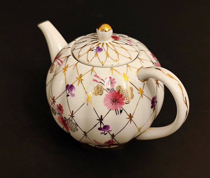 Lomonosov Imperial Porcelain - Anna Yatskevich - Tepotte (2) - "Gyldent net med lyserøde kornblomster" - Porcelæn - Tekande og en flødekande.