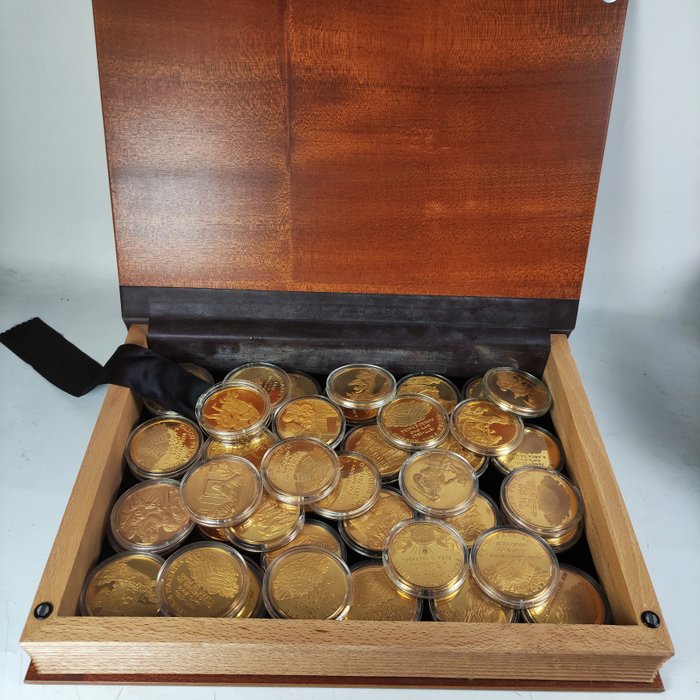 Portugal Medal Case with a Collection of 45 Vermeil Medals  (Ingen mindstepris)