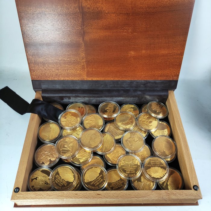 Portugal Medal Case with a Collection of 45 Vermeil Medals  (Ingen mindstepris)