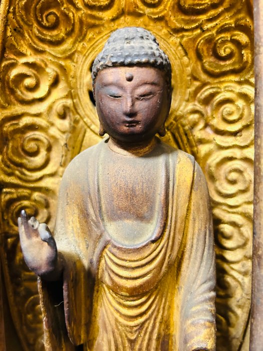 Large antique gilded wooden sculptured Kannon statue with jade eye displayed in a well-made Butsudan - Statue Træ - signed on the bottom - Japan - Edo-perioden (1600-1868)