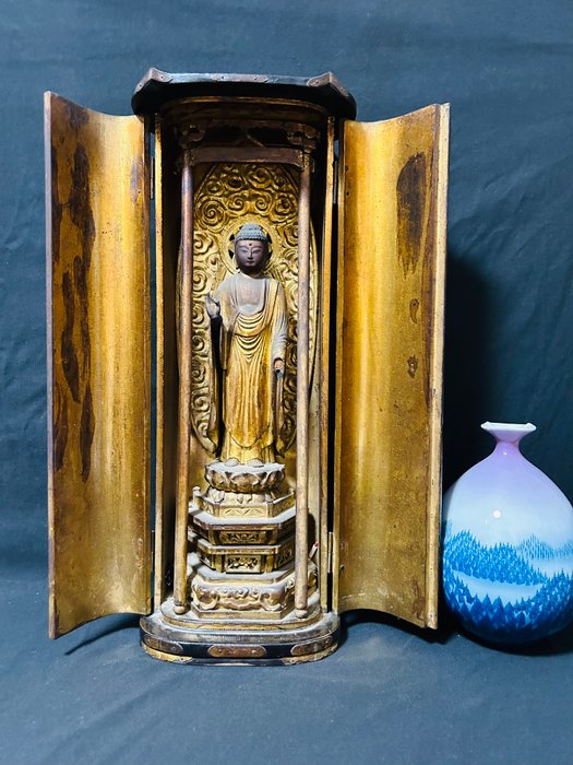 Large antique gilded wooden sculptured Kannon statue with jade eye displayed in a well-made Butsudan - Statue Træ - signed on the bottom - Japan - Edo-perioden (1600-1868)