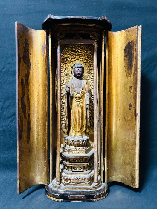 Large antique gilded wooden sculptured Kannon statue with jade eye displayed in a well-made Butsudan - Statue Træ - signed on the bottom - Japan - Edo-perioden (1600-1868)