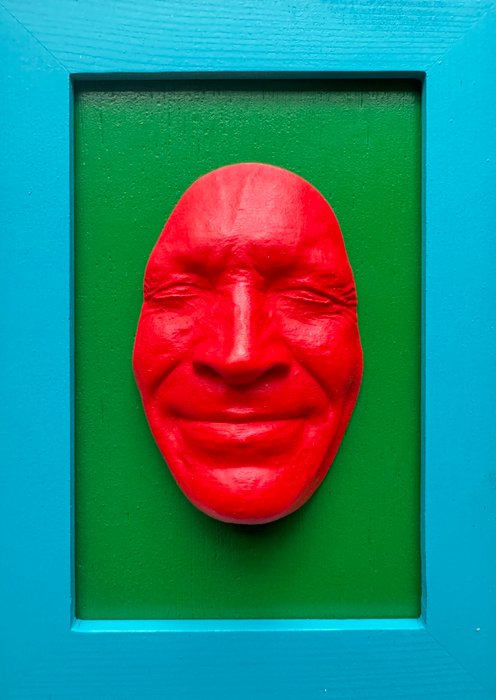 Gregos (1972) - Small red smile on green background-blue light frame