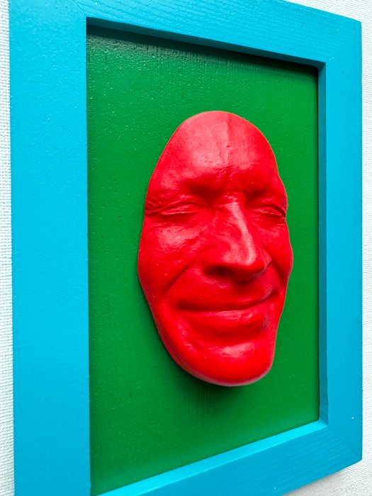 Gregos (1972) - Small red smile on green background-blue light frame