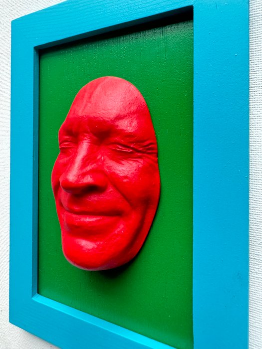 Gregos (1972) - Small red smile on green background-blue light frame