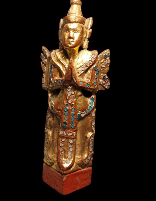 Burmesischer Engel mit Goldblatt belegt - buddhistische Figur - Skulptur - Thailand  (Ingen mindstepris)