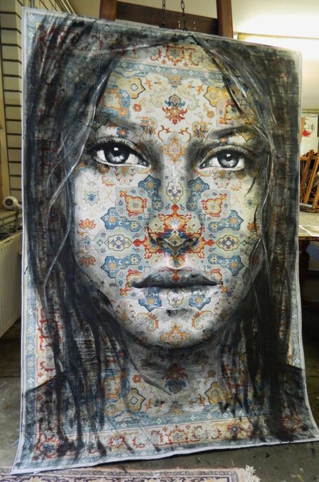 Jacqueline Klein Breteler - Amber, portrait painting on a carpet - XXL