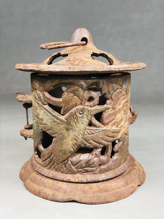 Japanese Hanging Round Lantern 吊り灯篭 - Hængende lampe - Rund lanterne med en stor fugl og et hjerteformet hul - Jern