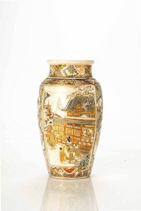 Vase - Emalje, Guld, Keramik, En Satsuma vase fint malet med dagslivsscener - Japan - Meiji-perioden (slutningen af det 19. århundrede)