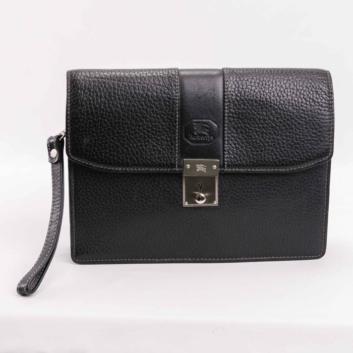 Burberrys - Textured Leather Clutch Bag in Black - Håndtaske uden hank