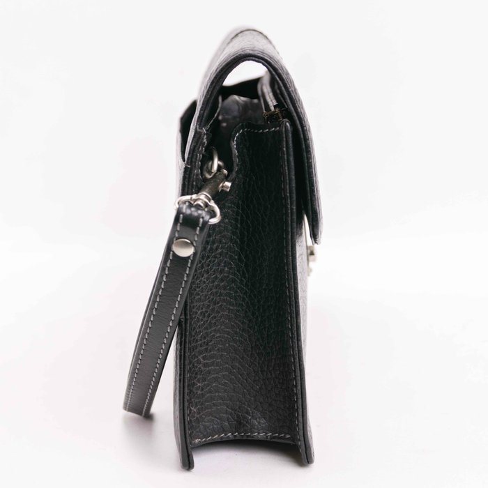 Burberrys - Textured Leather Clutch Bag in Black - Håndtaske uden hank