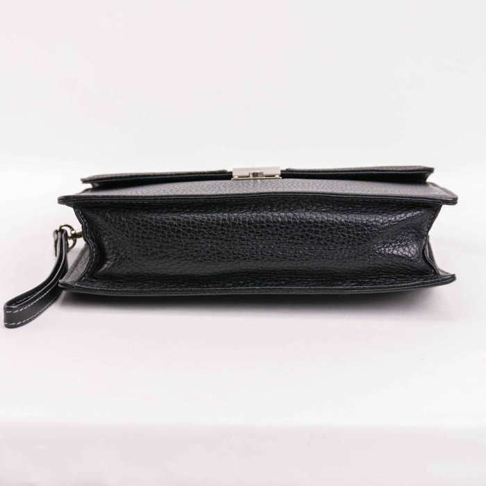 Burberrys - Textured Leather Clutch Bag in Black - Håndtaske uden hank