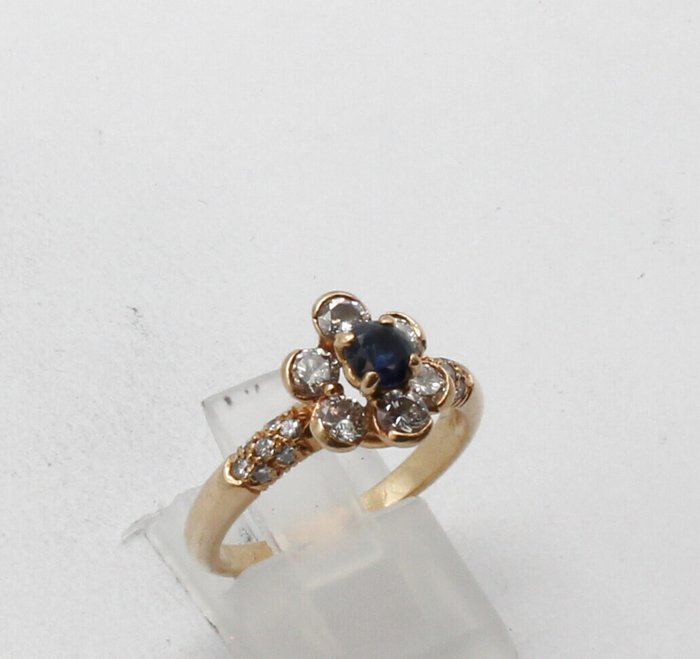 Ingen mindstepris - Ring - 18 kraat Gulguld Safir - Diamant