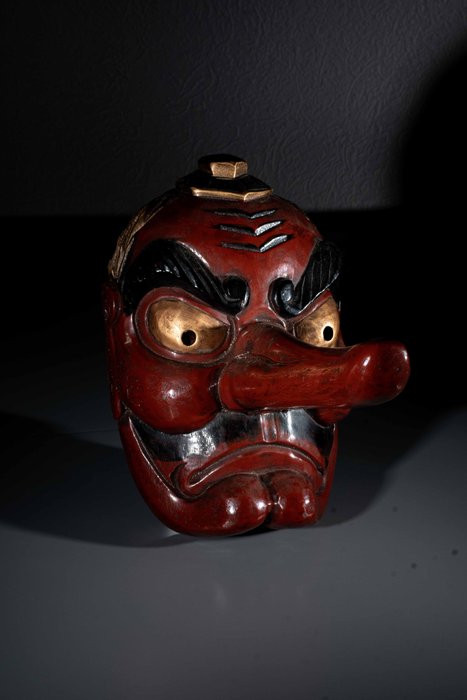 Mask - Træ En japansk trælakeret Nōh maske af Tengu - Shōwa-perioden (anden halvdel af det 20 århundrede)