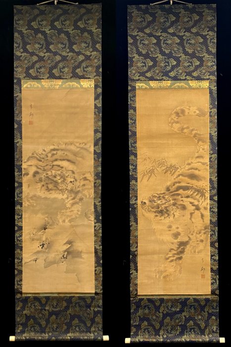 A pair of lifelike tigers - With signature and seal Ganku 岸駒 - Japan - Midten af Edo-perioden