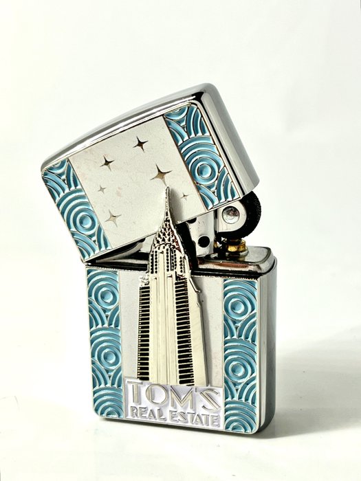 Zippo - Zippo Tom’s Real Estate 2 limited edition - Lommelighter - Emalje, Forsølvet, Messing, Træ