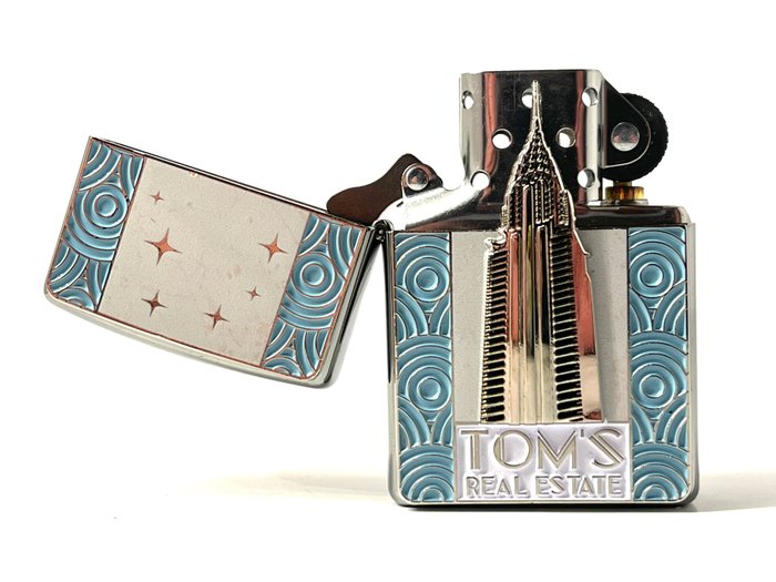 Zippo - Zippo Tom’s Real Estate 2 limited edition - Lommelighter - Emalje, Forsølvet, Messing, Træ