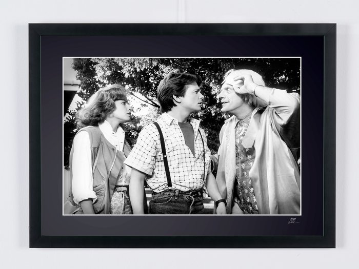 Tilbage til fremtiden Part II - Michael J Fox Christopher Lloyd  Elizabeth Shue - Fine Art Photography - Luxury Wooden Framed 70X50 cm - Limited Edition Nr 07 of 30 - Serial ID 19107 - Original Certificate (COA) Hologram Logo Editor and QR Code - 100% New items