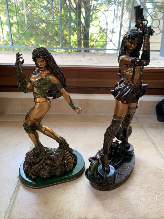 Statue, lot de 2 statues witchblade et aphrodite IX faux bronze moore studio - 38 cm - Harpiks