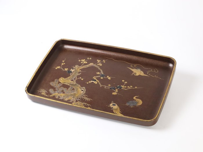 Antique Nashiji Tray with Pine, Bamboo, Plum Blossoms, Cranes, and Turtles Maki-e - Bakke - Lakeret træ - (Ingen reservationspris)