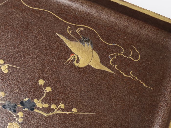 Antique Nashiji Tray with Pine, Bamboo, Plum Blossoms, Cranes, and Turtles Maki-e - Bakke - Lakeret træ - (Ingen reservationspris)