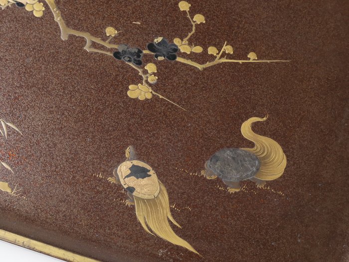 Antique Nashiji Tray with Pine, Bamboo, Plum Blossoms, Cranes, and Turtles Maki-e - Bakke - Lakeret træ - (Ingen reservationspris)