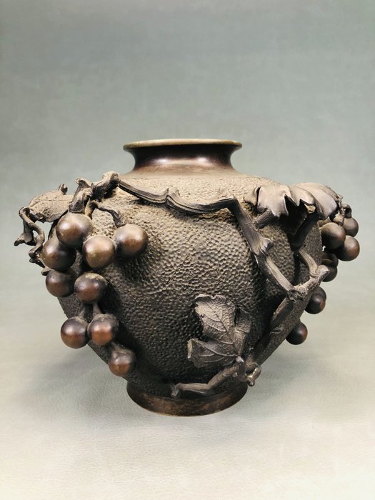 Vase - Bronze, Reliefskulpturvase med druemotiv af Shinpei Akahori 赤堀信平 - Japan