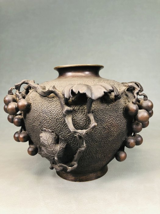 Vase - Bronze, Reliefskulpturvase med druemotiv af Shinpei Akahori 赤堀信平 - Japan