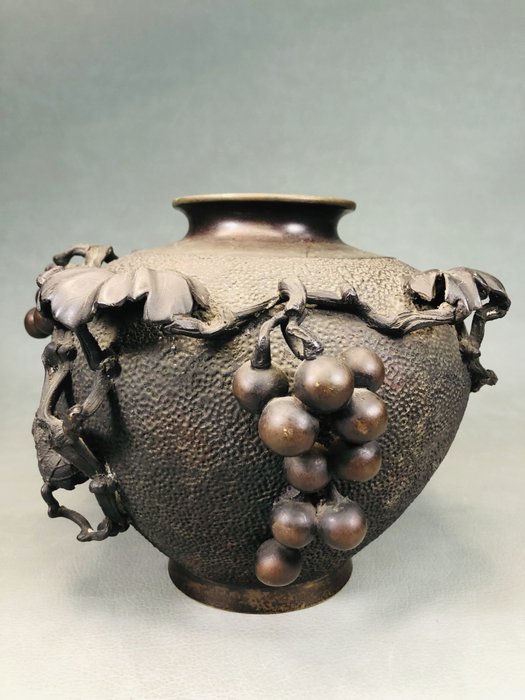 Vase - Bronze, Reliefskulpturvase med druemotiv af Shinpei Akahori 赤堀信平 - Japan