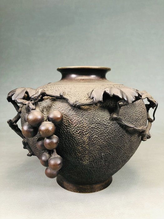 Vase - Bronze, Reliefskulpturvase med druemotiv af Shinpei Akahori 赤堀信平 - Japan