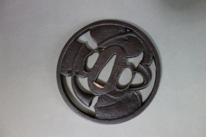 Tsuba Kinai signerede Aoi stokrose - jern - Japan - Edo-perioden (1600-1868)