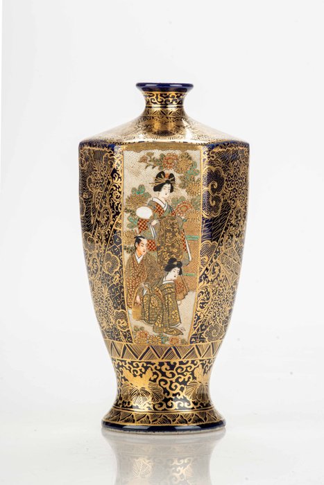 Vase - Keramik Satsuma - Raffineret Satsuma vase fint malet med landskab og geisha - Japan - Meiji-perioden (1868-1912) - Mærket 'Dai Nihon Satsuma Ryūgetsu ga' 大日本薩摩柳月画