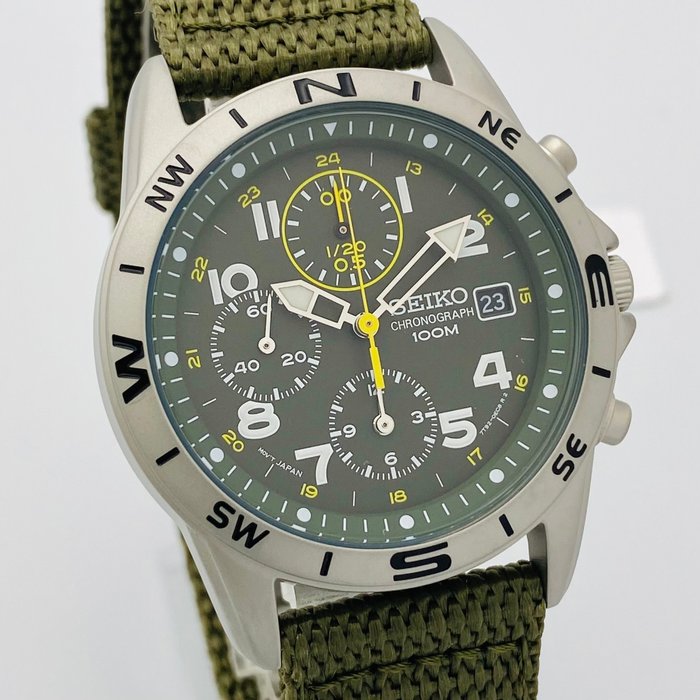 Seiko - Chronograph Military Dark Green and Yellow and White Indexes 100m. Date - Ingen mindstepris - Mænd - 2011-nu