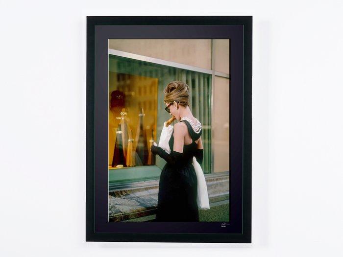 Breakfast At Tiffany's (1961) - Audrey Hepburn - Fine Art Photography - Luxury Wooden Framed 70X50 cm - Limited Edition Nr 01 of 30 - Serial ID 16966 - Original Certificate (COA), Hologram Logo Editor and QR Code - 100% New items.