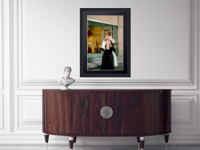 Breakfast At Tiffany's (1961) - Audrey Hepburn - Fine Art Photography - Luxury Wooden Framed 70X50 cm - Limited Edition Nr 01 of 30 - Serial ID 16966 - Original Certificate (COA), Hologram Logo Editor and QR Code - 100% New items.