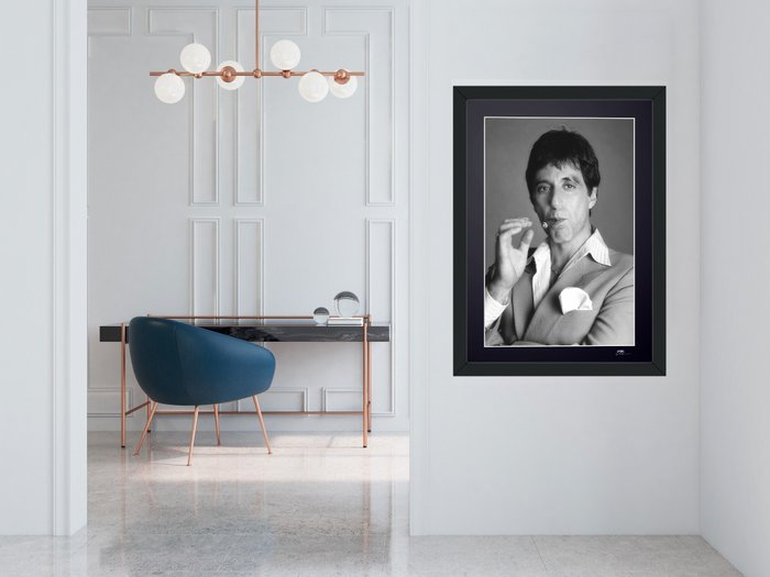 Scarface (1983) - Al Pacino as "Tony Montana" - Fine Art Photography - Luxury Wooden Framed 70X50 cm - Limited Edition 02 of 30 - Serial ID 16782 - Original Certificate (COA), Hologram Logo Editor and QR Code - 100% New items.