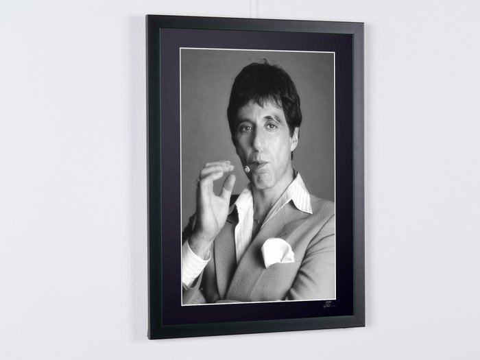 Scarface (1983) - Al Pacino as "Tony Montana" - Fine Art Photography - Luxury Wooden Framed 70X50 cm - Limited Edition 02 of 30 - Serial ID 16782 - Original Certificate (COA), Hologram Logo Editor and QR Code - 100% New items.