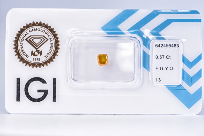 Ingen mindstepris - 1 pcs Diamant  (Naturfarvet)  - 0.57 ct - Radiant - Fancy intense Gullig Orange - I3 - International Gemological Institute (IGI)