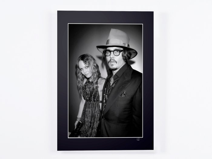 JOHNNY DEPP  VANESSA PARADIS (2010) - Fine Art Photography - Luxury Wooden Framed 70X50 cm- Limited Edition 01 - 30 - Serial ID 16783 - Original Certificate (COA), Hologram Logo Editor and QR Code - 100% New items.