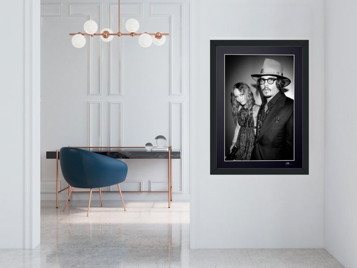 JOHNNY DEPP  VANESSA PARADIS (2010) - Fine Art Photography - Luxury Wooden Framed 70X50 cm- Limited Edition 01 - 30 - Serial ID 16783 - Original Certificate (COA), Hologram Logo Editor and QR Code - 100% New items.