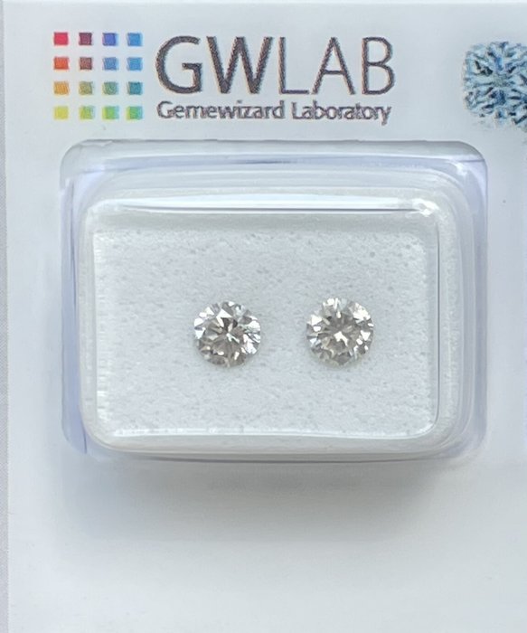 Ingen mindstepris - 2 pcs Diamant  (Natur)  - 0.56 ct - Rund - VS2 - Gemewizard Gemological Laboratory (GWLab) - Lysegrå