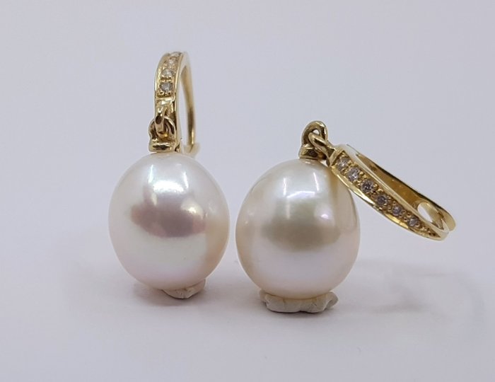 Øreringe - 14 karat Gulguld -  0.09ct. tw. - 10x11mm Edison Pearls