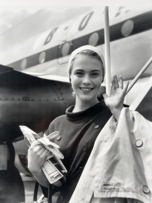 Jean Seberg - London Airport in June 1957 - Collector Image - Size 42x30 cm - 100% new - Gallery Stamp  sign  - Never Exposed - Baryta - Flat shipped ! - No carton tube - Ready to Frame size A3 42x30 cm