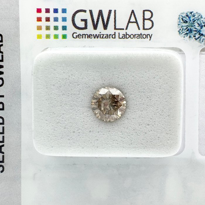 Ingen mindstepris - 1 pcs Diamant  (Naturfarvet)  - 0.73 ct - Rund - Light Brun - I1 - Gemewizard Gemological Laboratory (GWLab)