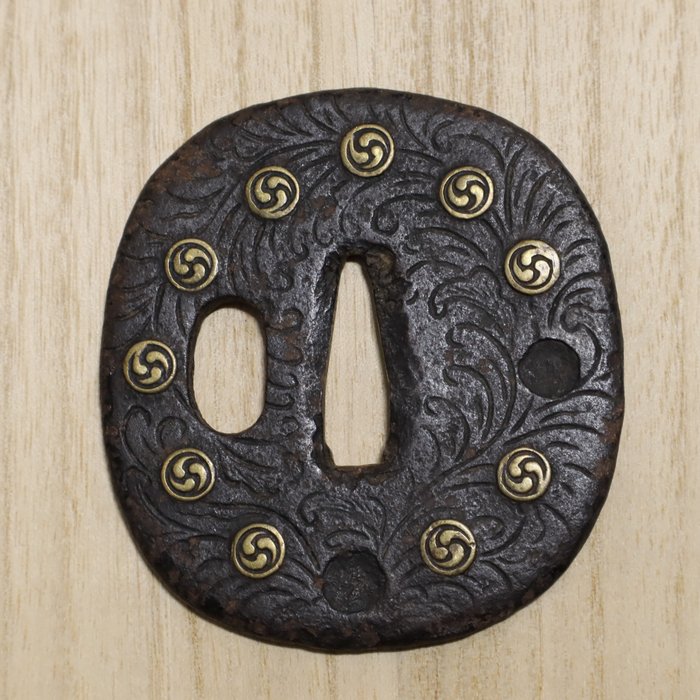 Sværdbeskytter med Mitsudomoe 三つ巴 Motif Messing indlæg 104g - Edo-perioden (1600-1868)