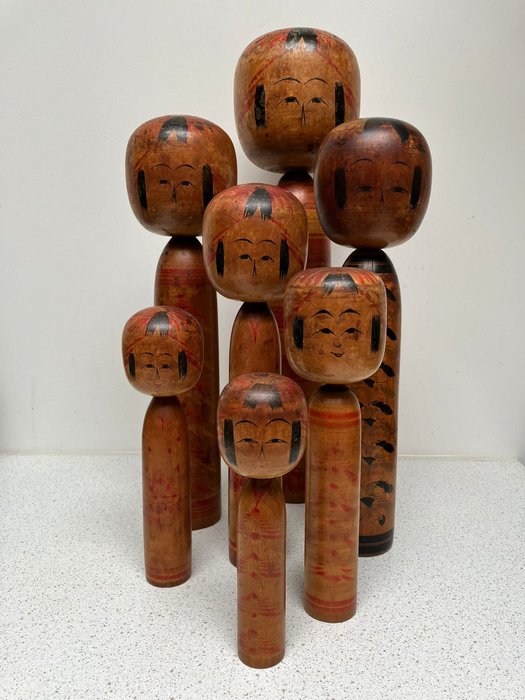 Et sæt med syv smukke vintage Kokeshi-dukker. - Træ - multiple artists - Japan - Shōwa-periode (1926-1989)